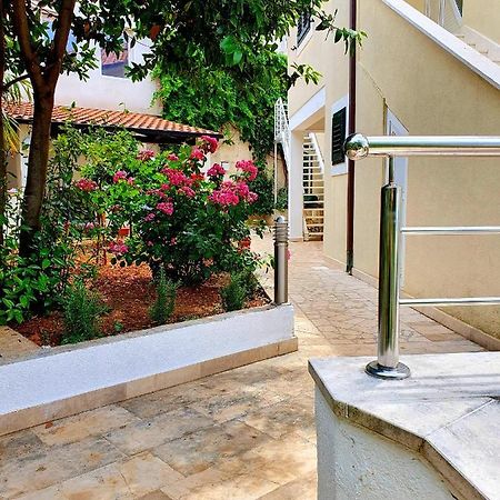 Apartments Riljic Хвар Экстерьер фото
