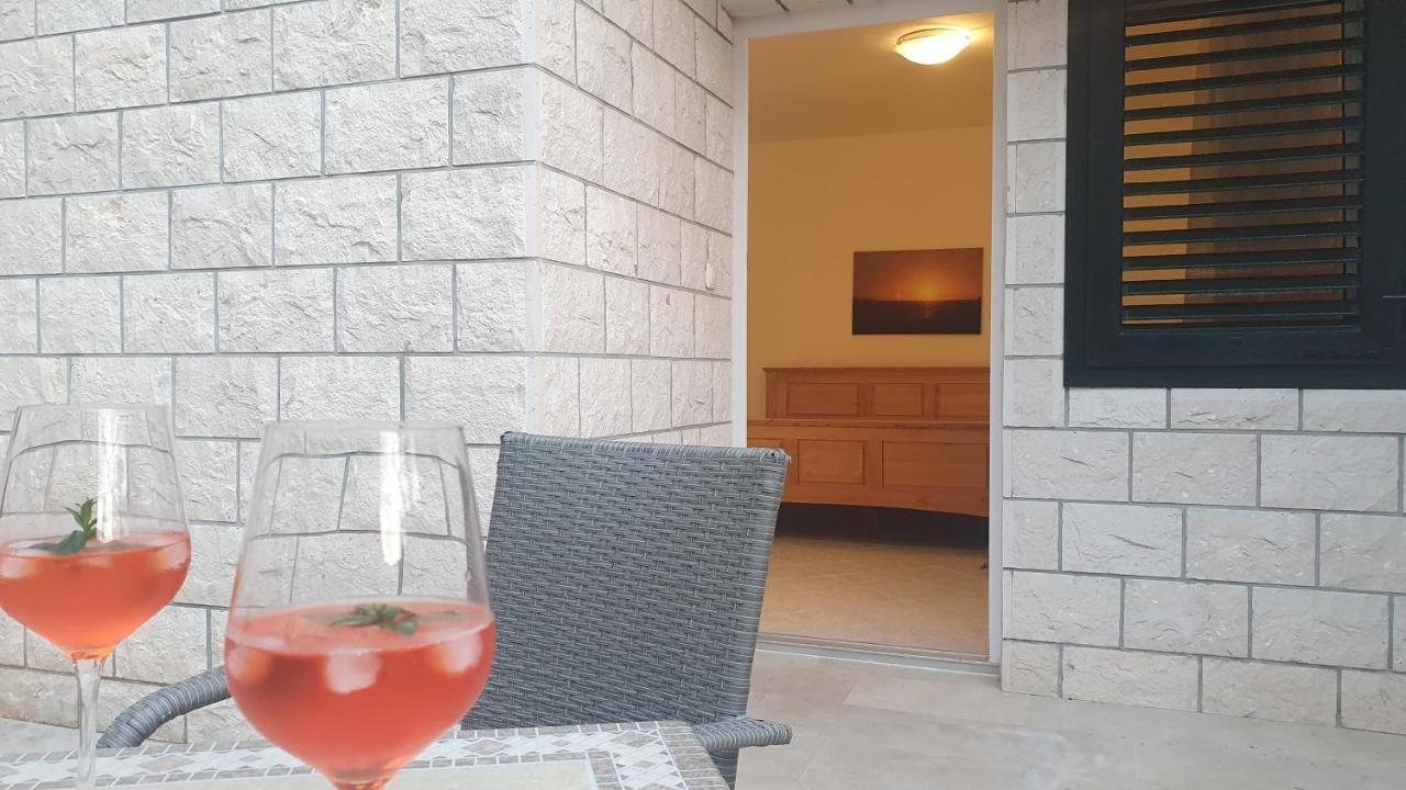 Apartments Riljic Хвар Экстерьер фото