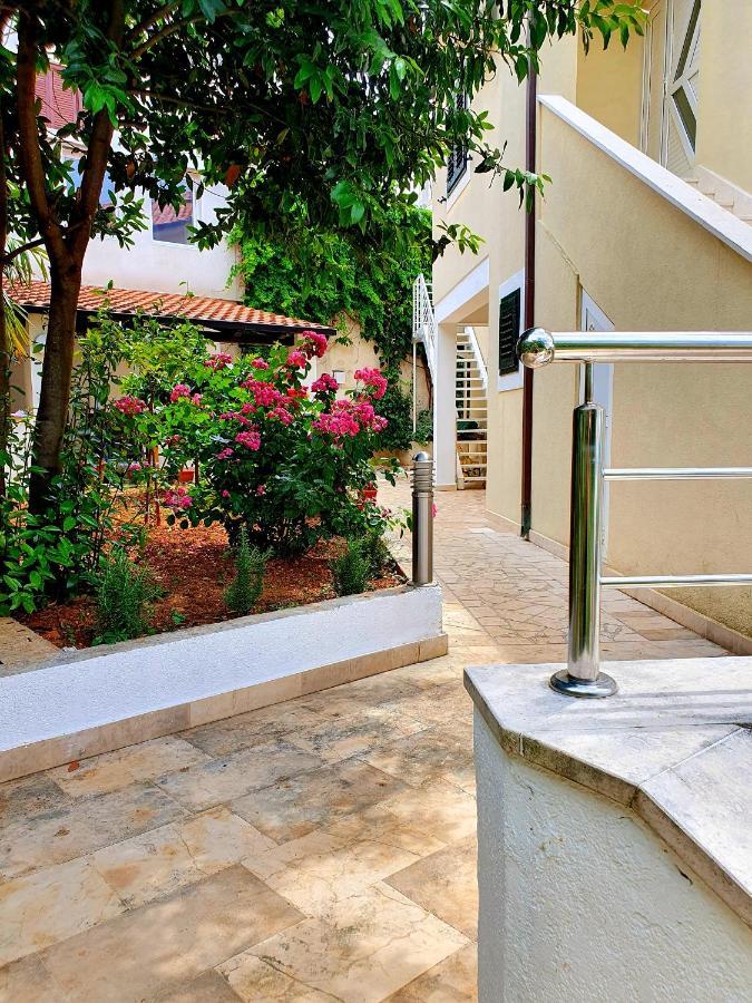 Apartments Riljic Хвар Экстерьер фото